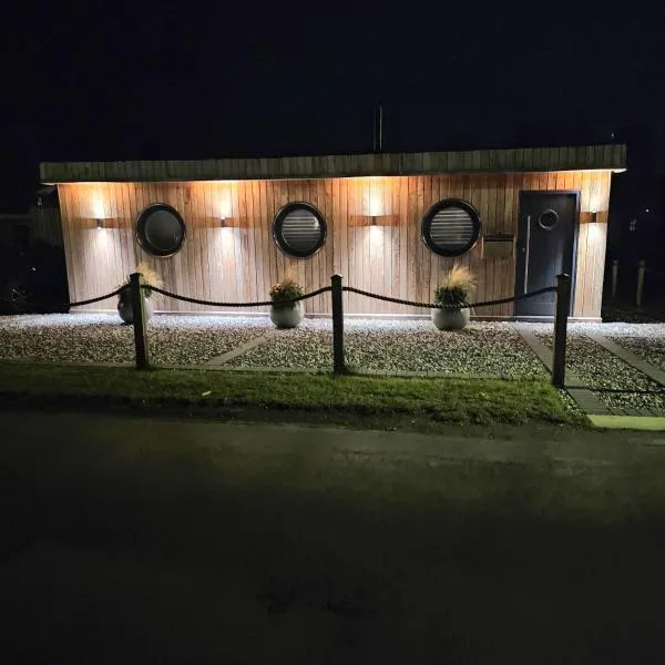 Humberston Boathouse Lodge & Hot Tub - Cleethorpes Beach Cabin Chalet，位于Humberston的酒店