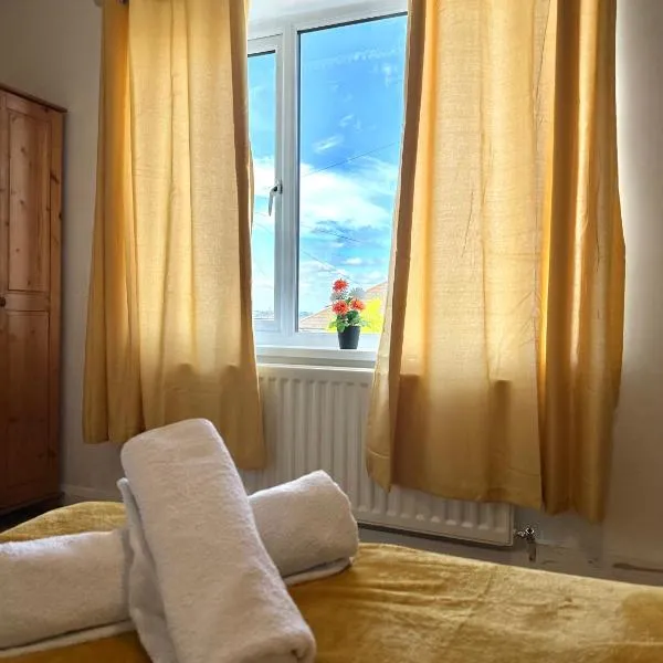 Langdale House 5 bedroom 7 beds 3 bathrooms，位于德比的酒店