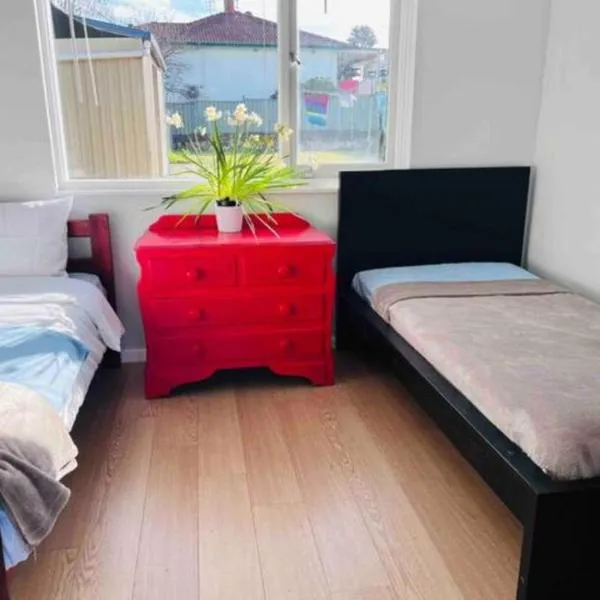 Twin Room -2single beds in share house in Queanbeyan & Canberra，位于Weetangerra的酒店