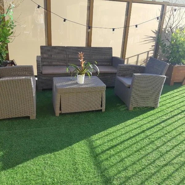 La Terrasse - big apartment & terrace 80m2 - metro 17 min from Paris，位于巴纽的酒店
