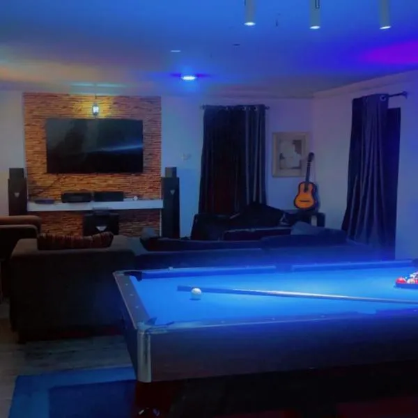 Maleeks Apartment Ikeja "Shared 2Bedroom Apt, individual private rooms and baths"，位于拉各斯的酒店