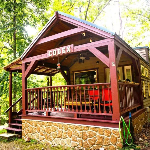 The Codex - Parker Creek Bend Cabins，位于Mount Moriah的酒店