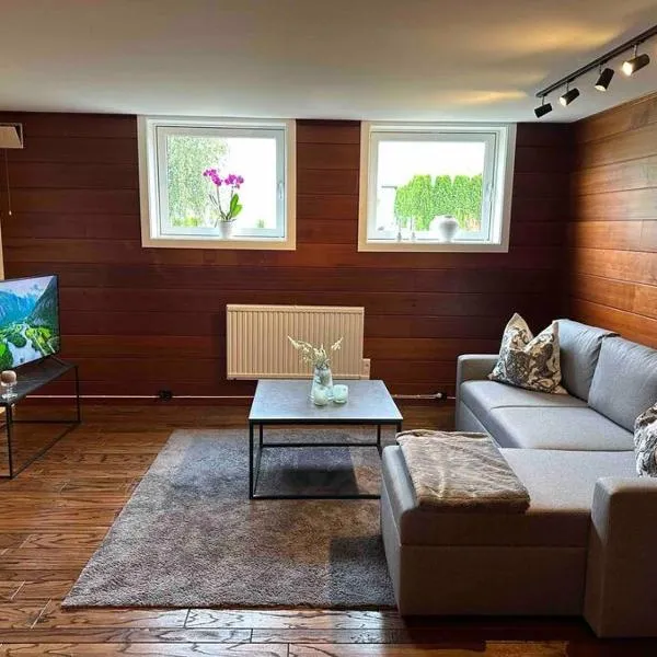 Nyoppusset og romslig leilighet med 6 soveplasser i et familievennlig område，位于Skjeberg的酒店