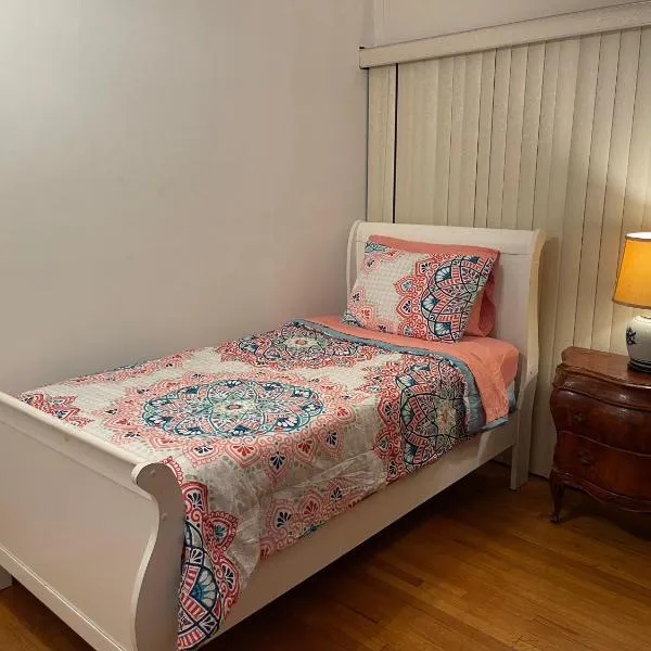 Rooms in Monterey Park CA，位于蒙特利公园市的酒店