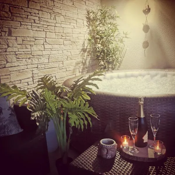 Logement cosy avec piscine et jacuzzi privatifs 4 étoiles，位于Saint-Dolay的酒店