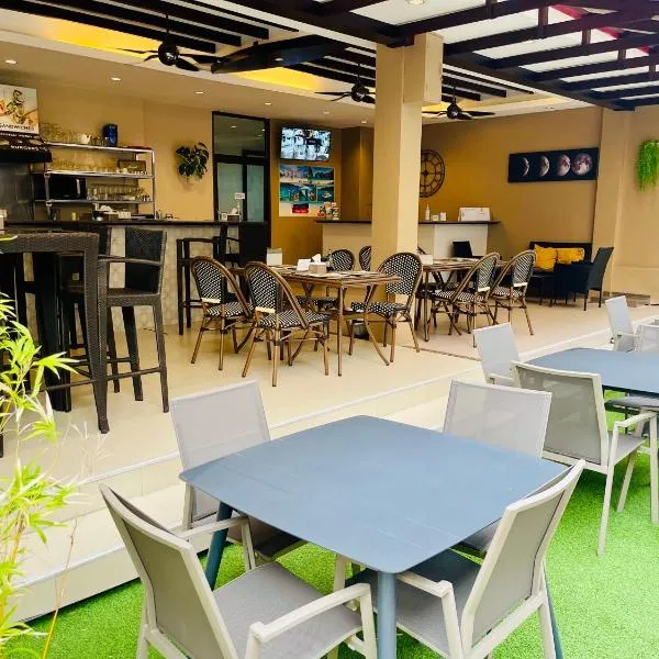 小月亮公寓酒店，位于芭东海滩的酒店