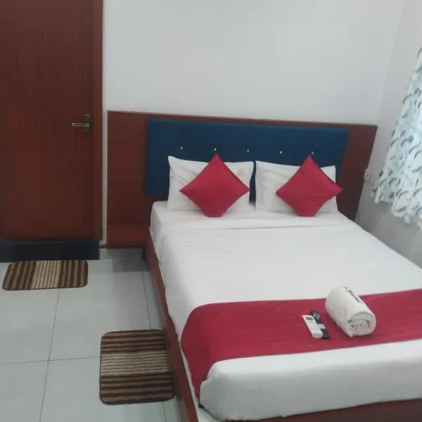 RK GRAND LUXURY AC ROOMS，位于Tenāli的酒店