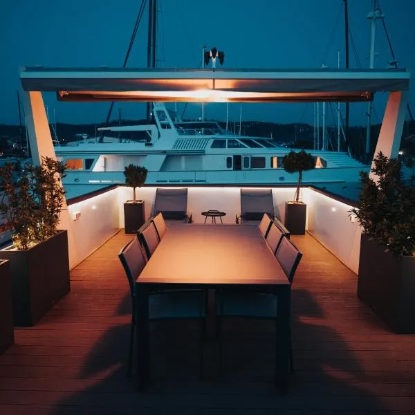 Marinavita - a floating house，位于波尔托罗的酒店