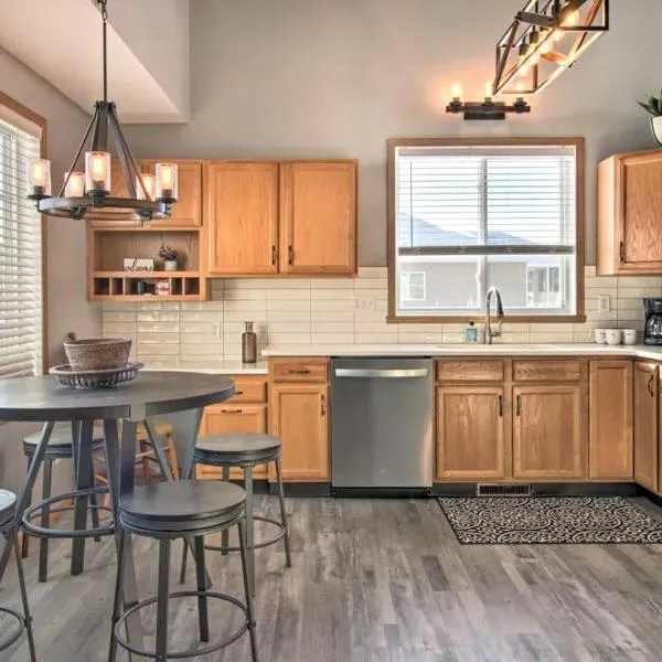 Welcoming West Fargo Retreat w Backyard，位于West Fargo的酒店