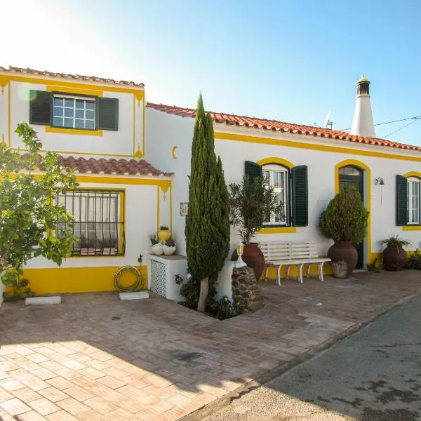 Charming Countryside Home with Fireplace & Patio，位于Balurco de Baixo的酒店