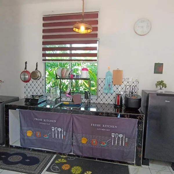 Haji Ineng Homestay- Guest House，位于Kota Samarahan的酒店