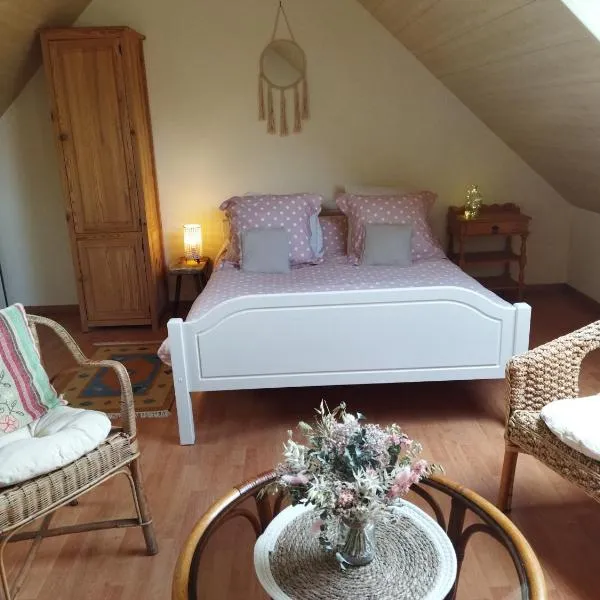 Chambre chez l'habitant，位于Saint-Georges-de-Reintembault的酒店
