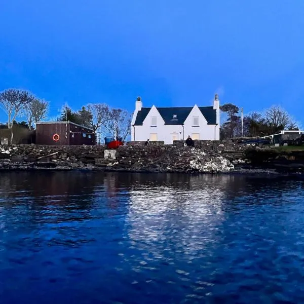 Carnmhor, Isle of Skye - Stunning 242 year old cottage on its own sea shore!，位于Breakish的酒店