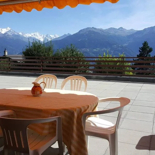 Sunny 2 BR w large terrace, stunning views & pool，位于克莱恩 蒙塔纳的酒店