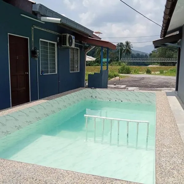 Homestay Hulu Langat with POOL and RIVER Free Fishing Village Panorama WiFi and Netflix，位于乌鲁冷岳的酒店