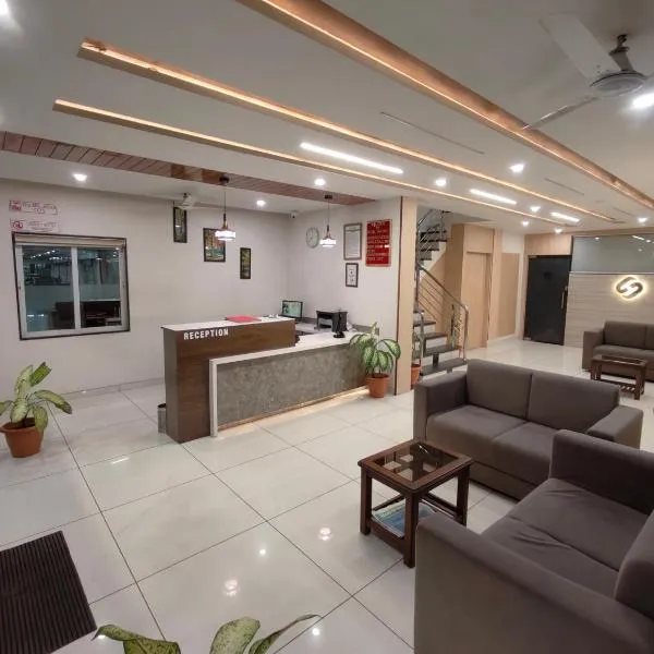 HOTEL SAHYOG & ROOMS，位于苏拉特的酒店