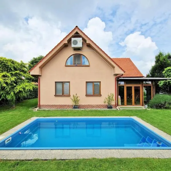 House with 3 bedrooms and pool，位于Kalinkovo的酒店