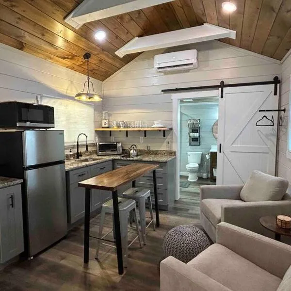 Blissful Nook Tiny Home ~ Cozy Retreat w/ Hot Tub; near Town and Deep Creek，位于布赖森城的酒店