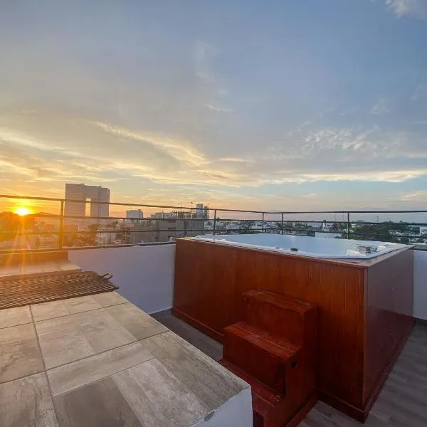 Jacuzzi rooftop vista al mar 5 min malecón，位于马萨特兰的酒店