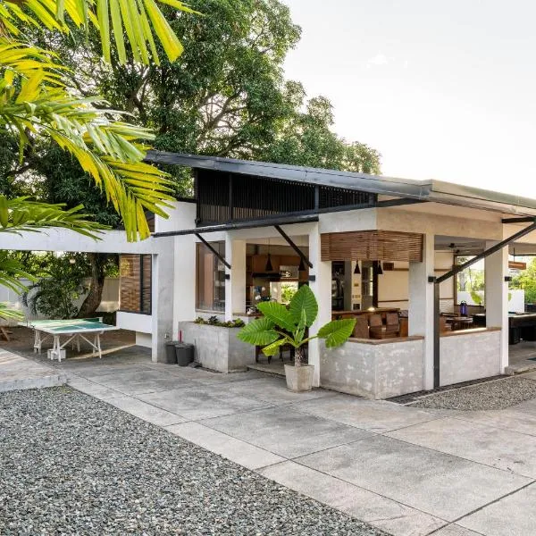 Tata Amado: 3-bedroom vacation home + pool + sauna，位于Morong的酒店