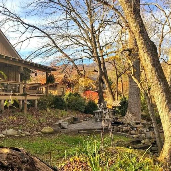 Water's Edge ~ Covered Porch w/ Deep Creek as your Backyard Haven，位于布赖森城的酒店