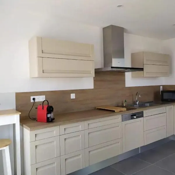 Studio climatisé calme et équipé pour trois jours minimun，位于圣热利迪弗斯克的酒店