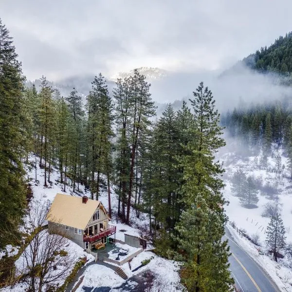 Leavenworth Mountain View Cabin w/ Space to Hike，位于莱文沃思的酒店