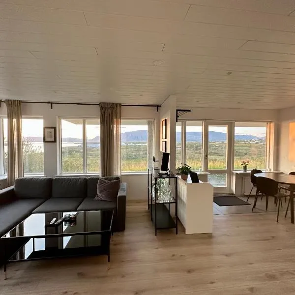 Charming 1-bedroom condo with stunning view，位于Álafoss的酒店