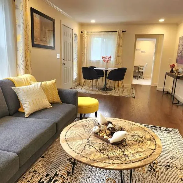 Cozy contemporary 2BR with Sofa bed in the office，位于西雅图的酒店