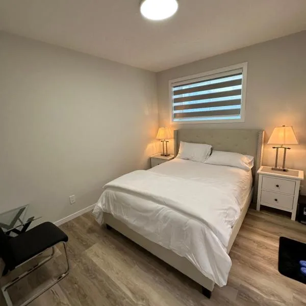 2 Bedroom 2 Washrooms Brand New Beautiful & Cozy Suite，位于Redwood Meadows的酒店