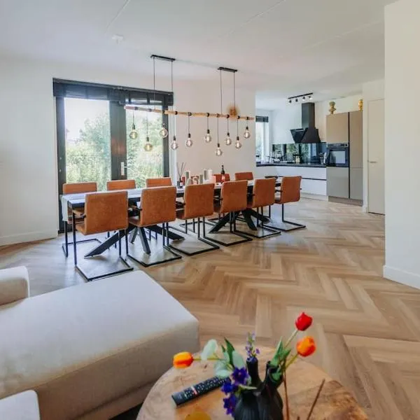 Brand new luxurious 6 bedroom villa in Amsterdam，位于阿姆斯特丹的酒店