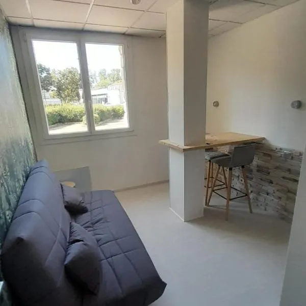 Studio cosy en rez-de-chaussée，位于波旁莱班的酒店