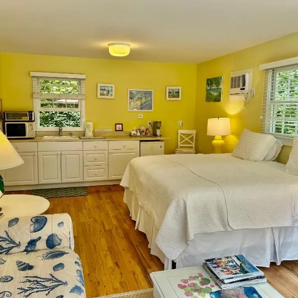 Hamptons private guest cottage，位于Westhampton Beach的酒店