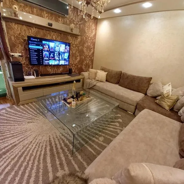 Big, stylish and modern apartment with hot tub，位于丹吉尔的酒店