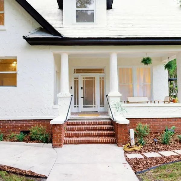 Newly Reno'd Historic Mansion 1 Mile to UF & DT，位于盖恩斯维尔的酒店