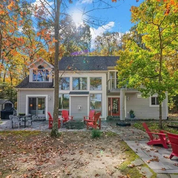 Luxury Modern Waterfront Retreat，位于Montross的酒店