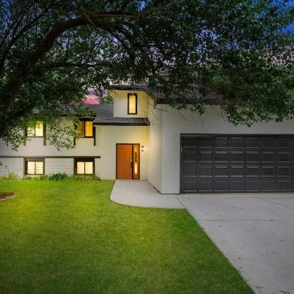 Beautiful 6 bed 3 bath home in quiet neighborhood，位于威奇托的酒店