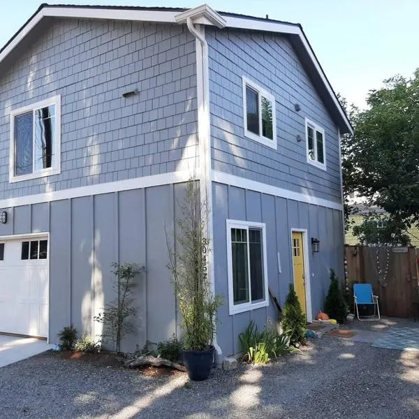 Alki Beach Cottage, NEW, 2 bedrooms, 2 bathrooms, near beach, AC, WD, Parking，位于西雅图的酒店