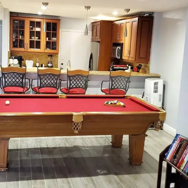 Fully Furnished, Beautiful, Spacious Two Bedroom Condo，位于兰德尔希尔的酒店