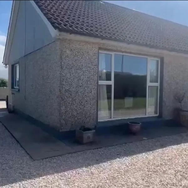 Shalom bungalow Falcarragh Mountain View Oldtown，位于法尔卡拉的酒店