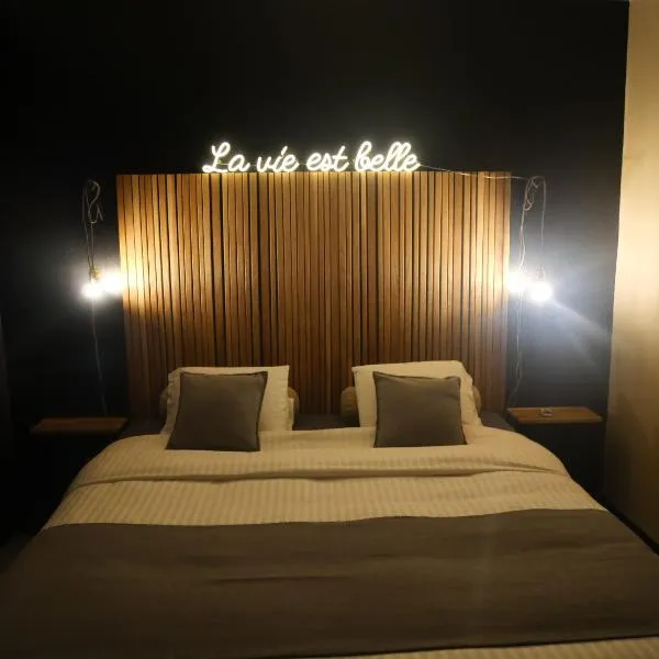 Chambre avec jacuzzi ou Chalets dans les bois，位于Gesves的酒店