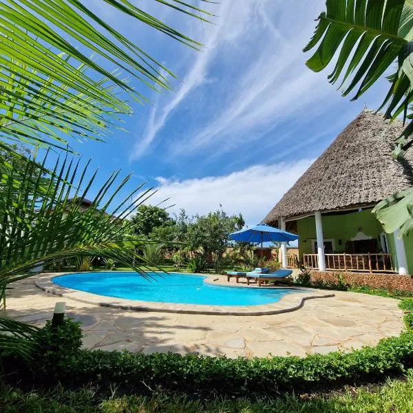 Paradiesische Villa Maisha Mazuri mit Pool. Terrasse und Personal，位于迪亚尼海滩的酒店