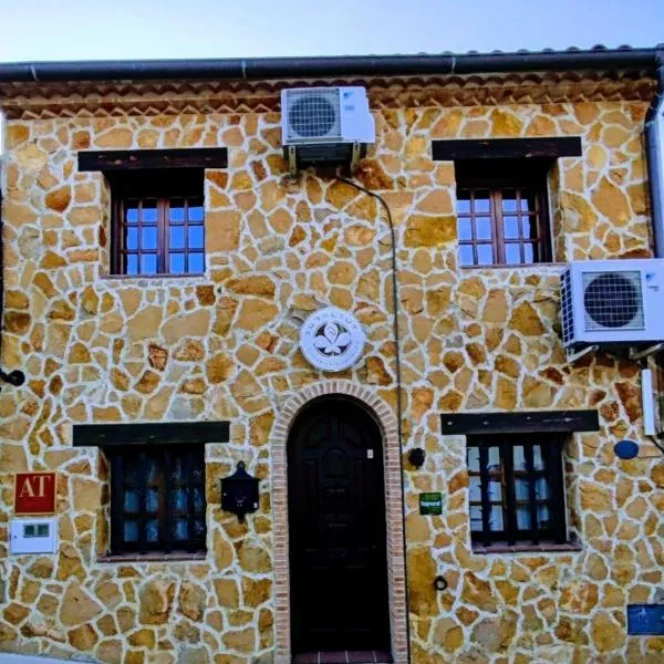 Casa RuralRut en El Tiemblo, zona de baño natural muy cercana y a solo 50 min de Madrid，位于埃尔蒂恩夫洛的酒店