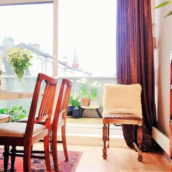 Central 2BR with balconies and art in historical university area，位于Askøy的酒店