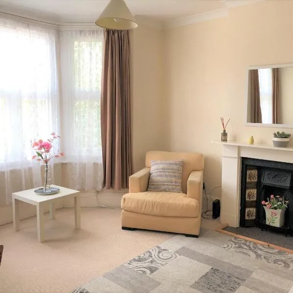 Spacious West London 2 Bedroom Apartment，位于伦敦的酒店