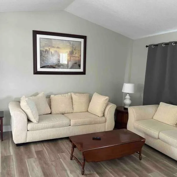 Hinton Alberta Vacation Home，位于欣顿的酒店