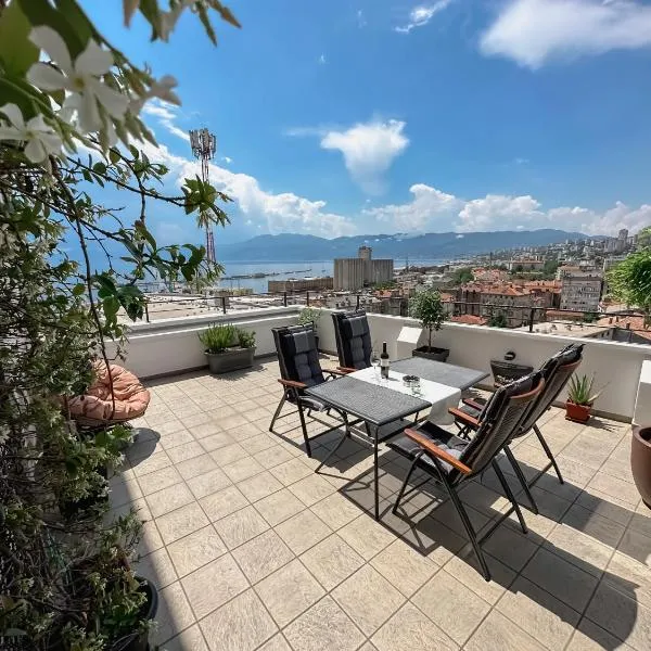 105m2 Penthouse Sea View Rijeka, free garage parking，位于里耶卡的酒店