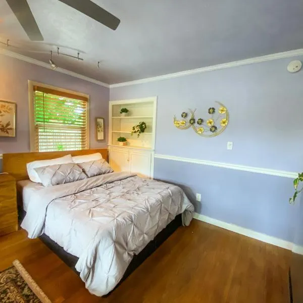 Private House in Sacramento. Only 2mins to Freeway!，位于North Highlands的酒店