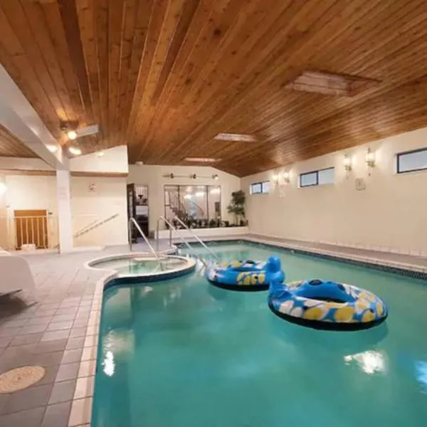 Westside Pool Home-8 min to Downtown, Yard Parking，位于西温哥华的酒店