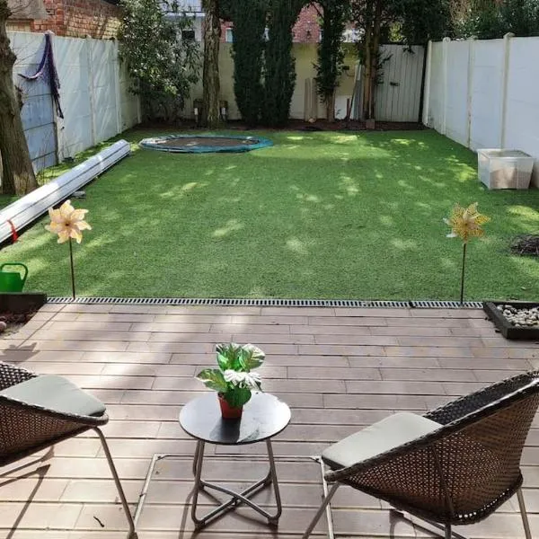 Lux & Cozy Apt + Garden +Jaccuzi，位于安特卫普的酒店